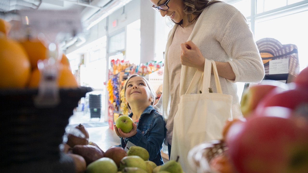 Mother and daughter shopping for produce in market; image used for HSBC Sri Lanka Supermarket Merchant Partners Landing Page